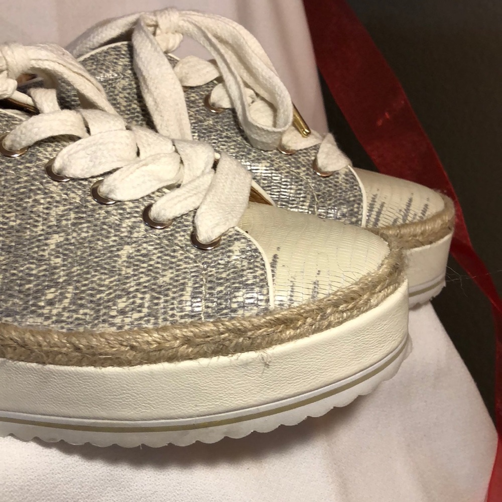 Shoes - Picture 3 of 7